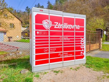 Zadni Treban- Çek- 30 Mart 2023: paket toplama noktası, self servis dolapları, dolaptan paketleri alan kişi. Yüksek kalite fotoğraf