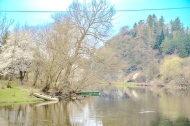 Berunka Nehri 'nin yakınlarındaki zümrüt suyu ve teknelerle panoramik bir nehir manzarası. Doğa koruma kavramı. Çek Cumhuriyeti 'nden. Yüksek kalite fotoğraf