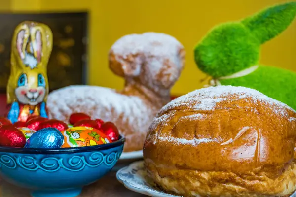 Tradycyjny Wielkanoc Słodkie Ciasto Jagnięce Cukrem Pudrem Bunnie Jajka Pieczenia — Zdjęcie stockowe