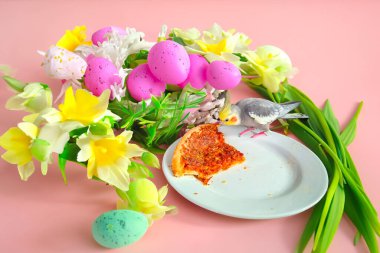 Sarı papağan papağanı. Şirin papağan. Evcil papağan. Paskalya 'da vejetaryen pizza yiyor. Hayvanları koruma. Gezegeni koruyorum. Kuşun güzel bir fotoğrafı. Ornitoloji. Komik papağan.