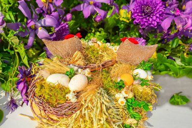 Mutlu Paskalyalar. Paskalya arkaplanını tebrik ederim. Paskalya yumurtaları, tavuk ve çiçekler. Çek Cumhuriyeti 'nde geleneksel Paskalya Günü süsleri. Kopyalamak için alanı olan bir arka plan. Yüksek kalite fotoğraf