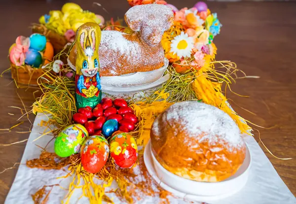 Dom Pieczony Tradycyjny Chleb Wielkanocny Lub Paska Urządzone Świąteczny Stół — Zdjęcie stockowe