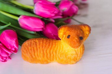 Geleneksel paskalya tatlı kuzu keki, şekerli Bunnie, yumurtalar, eski moda arka planda pişirme, Paskalya arkaplanı. Yüksek kalite fotoğraf