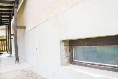 İnşaatçı enerji tasarrufu için katı stiroköpük yalıtım tahtası kuruyor. Yakın plan. Sert polistiren yalıtımı. Yüksek kalite fotoğraf