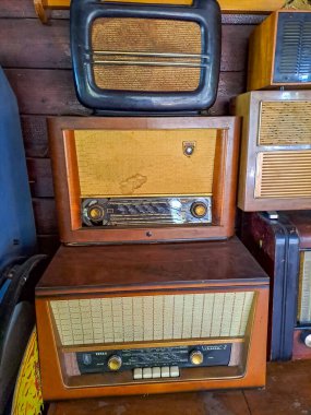 Eski moda bir radyo çalar ahşap bir masanın üzerinde durur. Köyde şık bir mutfak, pencereden gün ışığı. kopyalama alanı. Yüksek kalite fotoğraf