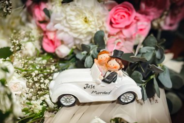 Beyaz, çiçekli balayı arabası, düğün süslemeli pedallı araba. Düğün konsepti. Yüksek kalite fotoğraf