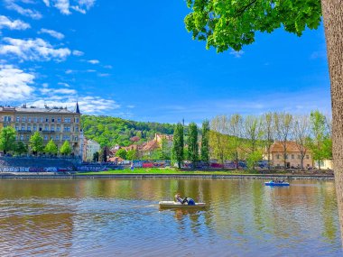 Prag - Çek - 12 Nisan 2024: Turistler Vltava Nehri üzerinde katamaranlara biniyor. Güneşli bir bahar gününde. Rahatlama konsepti. Yüksek kalite fotoğraf