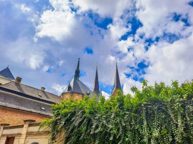 Vysoke Myto - Çek - 25 Nisan 2024: St. Lawrence Kilisesi, Gotik yapı 67 metreye kadar. Yüksek kalite fotoğraf