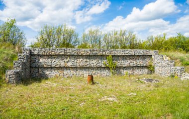 Dekoratif beyaz taşlar, desing, ağ, ızgara, taş, taş, çakıl taşı. Metal bir ızgaranın arkasında gri çakıl taşlarından yapılmış bir çit var. Yüksek kalite fotoğraf