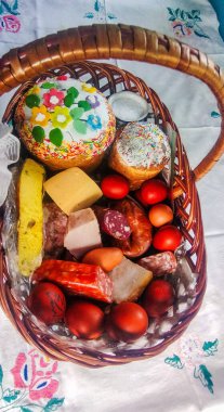 Ukrayna 'da yumurta, peynir ve et ürünleriyle süslü şık bir sepet. Kilisede kutsanmak için paskalya yemeği. Mutlu Paskalyalar. Yüksek kalite fotoğraf