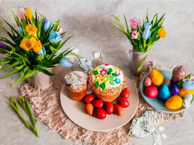 Paskalya pastası, renkli yumurtalar ve çiçekler, yazı için yer. Yüksek kalite fotoğraf
