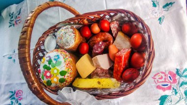 Ukrayna 'da yumurta, peynir ve et ürünleriyle süslü şık bir sepet. Kilisede kutsanmak için paskalya yemeği. Mutlu Paskalyalar. Yüksek kalite fotoğraf