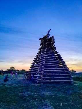 Çek Cumhuriyeti - 30 Nisan 2024: bir cadının yakılması. Çekçe 'de tatil. Ateş siyah arkaplanda parçacıkları kor haline getirir. Yangın arka plan kıvılcımları. Soyut koyu parıltılı ateş parçacıkları ışıkları.