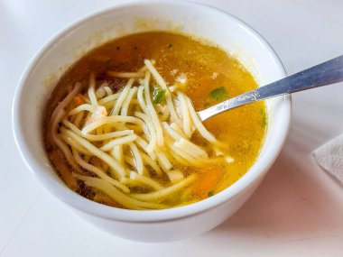 Sebzeli tavuk suyu çorbası ve beyaz arka planda vermicelli. Yüksek kalite fotoğraf