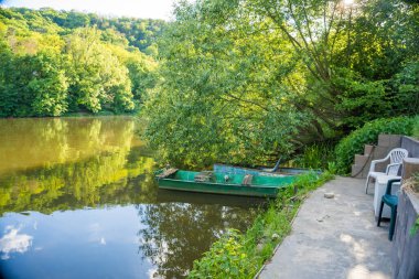 Berounka nehrinin güzel manzarası bahar mevsiminde ahşap kayıklar. Çek malı. Yüksek kalite fotoğraf