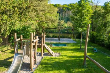 İlkbaharda Berunka Nehri yakınlarındaki Hlasna Treban 'da çocuk parkı, Çek. Yüksek kalite fotoğraf