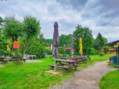 Çek Cumhuriyeti 'nin Zadn Treban adasındaki kamp alanının yakınındaki açık kafe ya da restoran masaları. Yüksek kalite fotoğraf