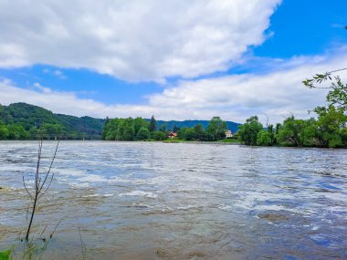 Berunka nehri şiddetli yağış ve sel sularının vadiden akması sonrasında şişti. Su yüksek vadiden ovaya hızla akar. Nehir taşkınlarının genel müsabakası. Çekçe