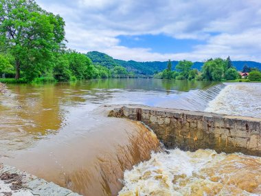 Berunka nehri şiddetli yağış ve sel sularının vadiden akması sonrasında şişti. Su yüksek vadiden ovaya hızla akar. Nehir taşkınlarının genel müsabakası. Çekçe