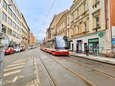 PRAGUE- CZECH- 9 Şubat 2024: Çek Prag 'ın eski dönemlerinde modern tramvay. Tramvay ağı dünyanın en büyük üçüncü hattıdır. Yolcu: Çevre dostu elektrikli taşıma bağlantısı