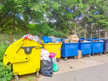 Çöp konteynerleri çöplerle dolu. Çöp kutusu kirliliği taşırıyor. Yüksek kalite fotoğraf