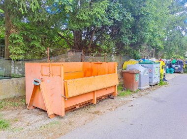 Çöp konteynerleri çöplerle dolu. Çöp kutusu kirliliği taşırıyor. Yüksek kalite fotoğraf