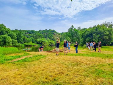 Zadni Treban- Çek - 21 Haziran 2024: Crews Berunka nehrinin kıyısında TV şovu çekiyor. Yüksek kalite fotoğraf