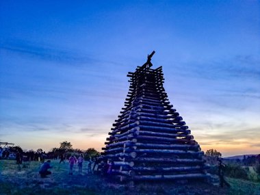 Çek Cumhuriyeti - 30 Nisan 2024: bir cadının yakılması. Çekçe 'de tatil. Ateş siyah arkaplanda parçacıkları kor haline getirir. Yangın arka plan kıvılcımları. Soyut koyu parıltılı ateş parçacıkları ışıkları.