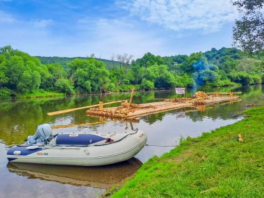 Zadni Treban- Çek - 21 Haziran 2024: Berunka Nehri 'nde tahta sal. Nehirde rafting yapıyordum. Yüksek kalite fotoğraf