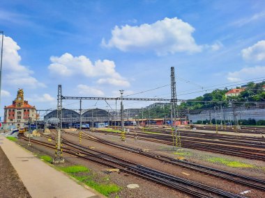 Prag - Çek - 10.07.2024 Praha hlavni nadrazi işareti - Prag Ana Tren İstasyonu ana trafik noktası. Yüksek kalite fotoğraf