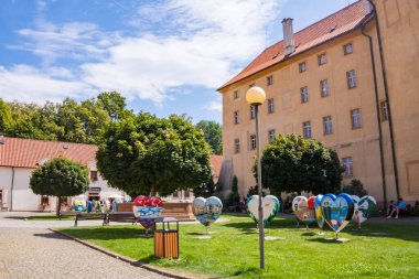 Podebradi- Çek- 27 Temmuz 2024: Podebrady tarihi şatosu ve eski kasaba meydanı binaları ve Çek Cumhuriyeti, Avrupa 'daki tahkimatlar. Yüksek kalite fotoğraf