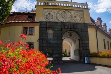 Podebradi- Çek- 27 Temmuz 2024: Podebrady tarihi şatosu ve eski kasaba meydanı binaları ve Çek Cumhuriyeti, Avrupa 'daki tahkimatlar. Yüksek kalite fotoğraf