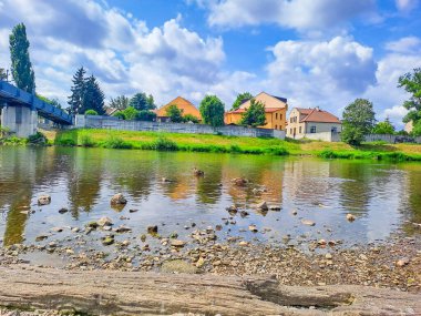 Beroun, Çek ördekleriyle Berunka Nehri üzerindeki beton köprü manzarası. Yüksek kalite fotoğraf