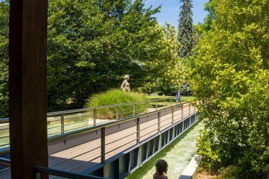 Podebradi- Çek- 27 Temmuz 2024: İnsanlar ağaçların gölgesindeki sıcaktan ve Central Park 'taki su damlalarından kaçıyorlar. Yüksek kalite fotoğraf