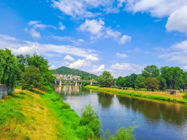 Beroun, Çek ördekleriyle Berunka Nehri üzerindeki beton köprü manzarası. Yüksek kalite fotoğraf