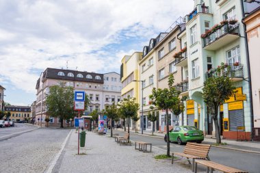 Podebradi- Çek- 27 Temmuz 2024: şehir merkezindeki eski mimari evler. Yüksek kalite fotoğraf