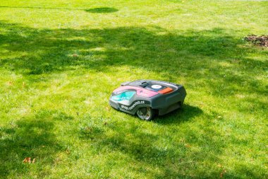 Modern robot çim biçme makinesi park alanında geziniyor, spa kasabası Podebrady 'de. Çek malı. Yüksek kalite fotoğraf