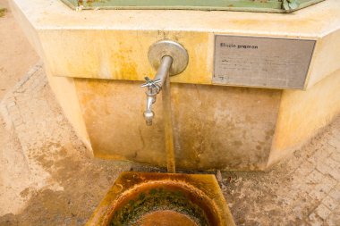 Podebrady - Çek - 27 Temmuz 2024: Çek Cumhuriyeti 'nin Podebrady kentindeki ünlü kolonada' da maden suyu kaynağı. Yüksek kalite fotoğraf