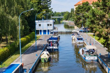Podebradi- Çek- 27 Temmuz 2024: gemiler su kilidine giriyor. Kanal suyu, Çek Podebrady 'den Elba nehrine kadar uzanır. Yüksek kalite fotoğraf