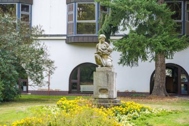 Podebradi- Çek- 27 Temmuz 2024: Şehrin merkez parkındaki anıt, sağlık merkezindeki kaplıca. Yüksek kalite fotoğraf