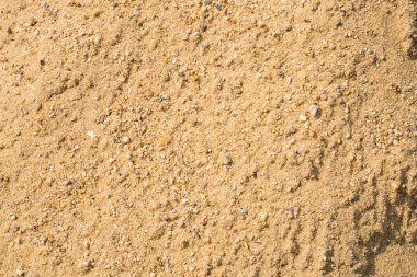 İnşaat alanının yakınında bir kum yığını var. İnşaat konsepti. Çek malı. Yüksek kalite fotoğraf