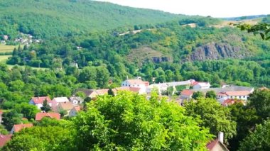 Dağdan kırsal bir manzara, Karlstejn 'e çok uzak değil. Çek Cumhuriyeti. Yüksek kaliteli FullHD görüntüler