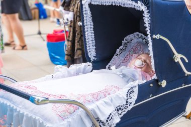 Podebrady - Çek - 27 Temmuz 2024: Podebrady 'deki ünlü kolonada parkında tatil vintage bebek gezginleri tarihi. Yüksek kalite fotoğraf