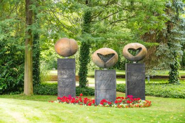 Podebrady - Çek - 27 Temmuz 2024: Şehrin merkez parkında bir anıt, sağlık merkezi kaplıcasında sanat. Yüksek kalite fotoğraf