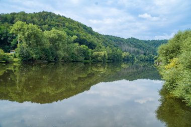 Sammer Nehri 'nin, Berounka' nın, ormanın ve dağların güzel manzarası, Çek. Yüksek kalite fotoğraf