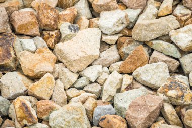 Boulder çakıl taşı plaj taşları tasarım kullanımı için arka planda pürüzsüz doku, deniz kıyısındaki doğal yuvarlak çakıllar doğa arkaplan deseni. Yüksek kalite fotoğraf