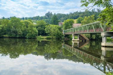 Sammer köprüsü, Berounka nehri, orman ve dağların güzel manzarası, Çek. Yüksek kalite fotoğraf