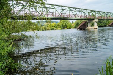Sammer köprüsü, Berounka nehri, orman ve dağların güzel manzarası, Çek. Yüksek kalite fotoğraf