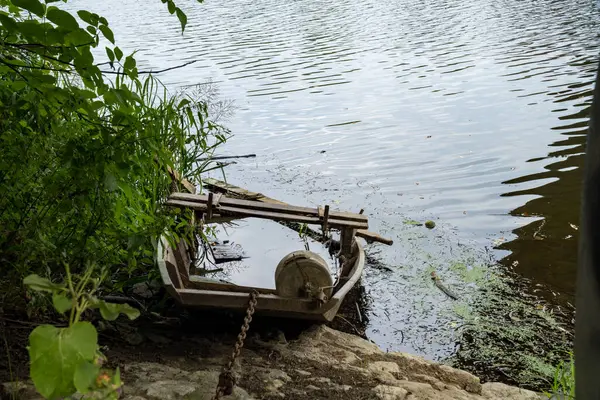 Berounka nehrinin güzel manzarası yaz mevsiminde ahşap kayıklar. Çek malı. Yüksek kalite fotoğraf