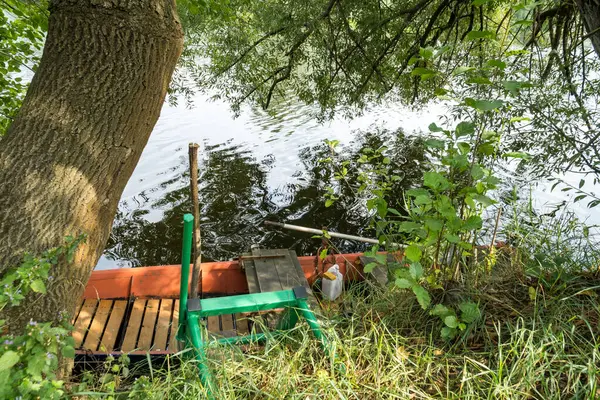 Berounka nehrinin güzel manzarası yaz mevsiminde ahşap kayıklar. Çek malı. Yüksek kalite fotoğraf